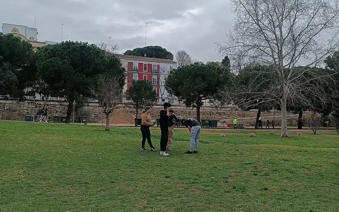 Los chicos de Projecte Obert Paterna disfrutan de una jornada de ocio en el cauce del río Turia